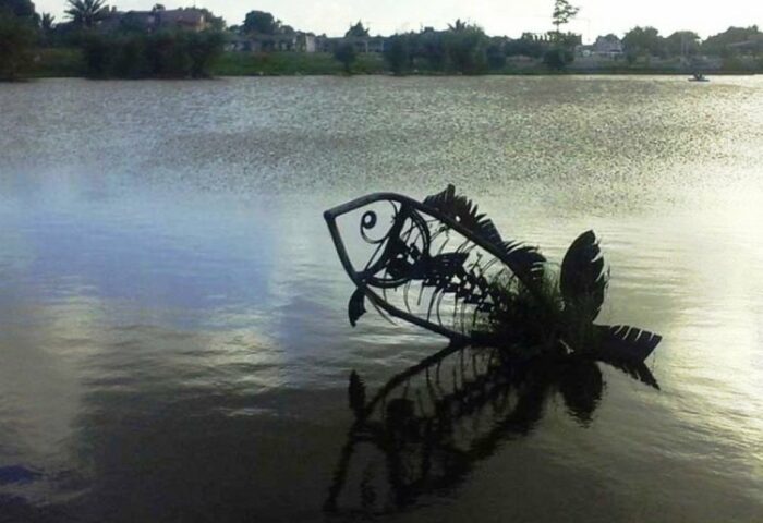 fotografía del lago de La Turbina en Ciego de Ávila. SE ve la escultura de un pez saliendo del agua.