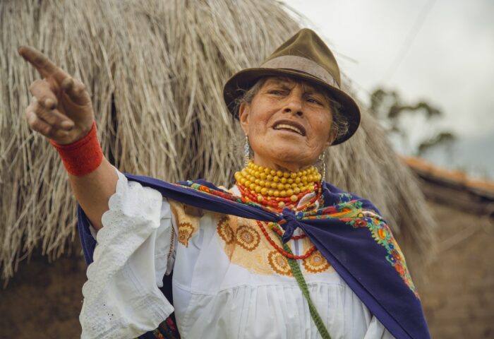 fotografía de mujer indígena señalando con el índice