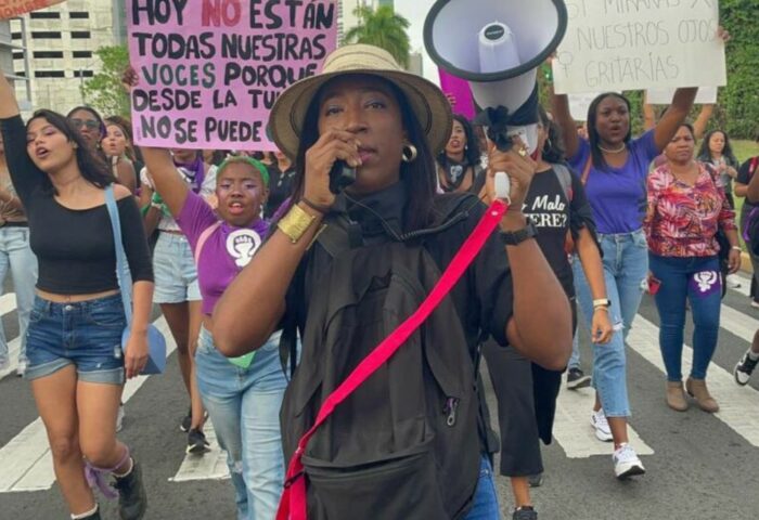 Mujer con altoparlante durante manifestación en Panamá