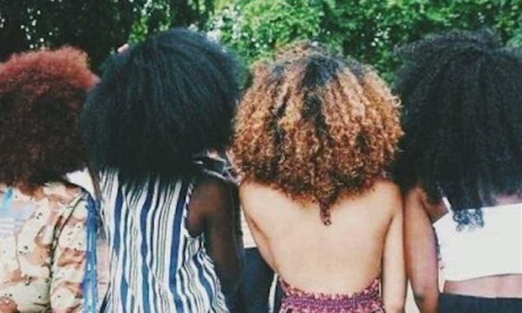 Mujeres negras y mestizas mostrando sus pelos rizados.