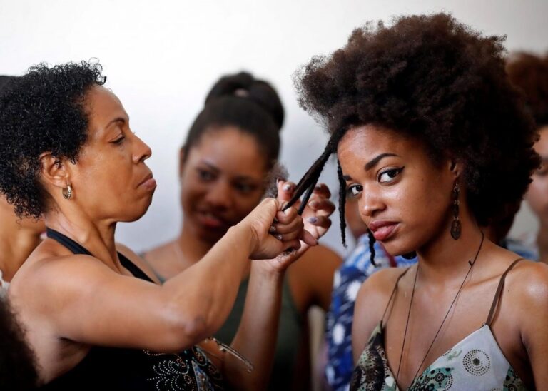 Mujeres peinando su pelo afro