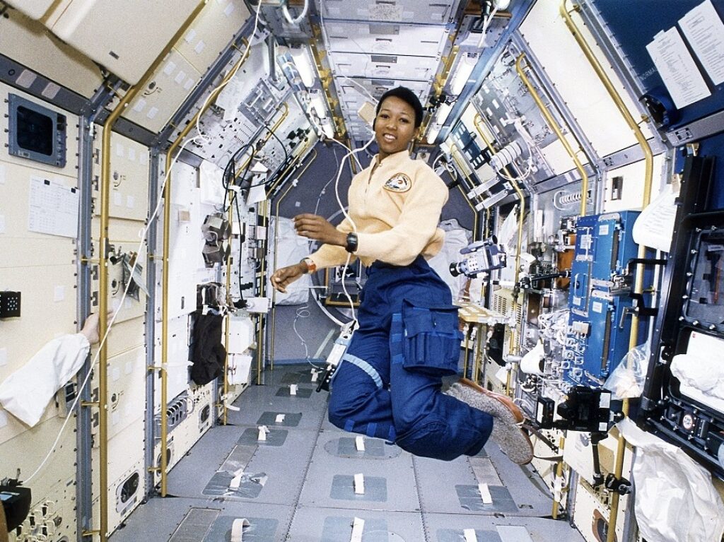 Mae Jemison, primera mujer afroamericana en el Espacio en 1992.
