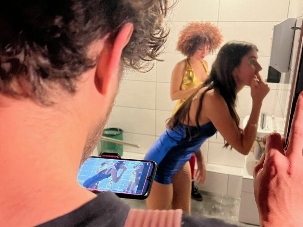 claudia muñiz actriz cubana durante un rodaje
