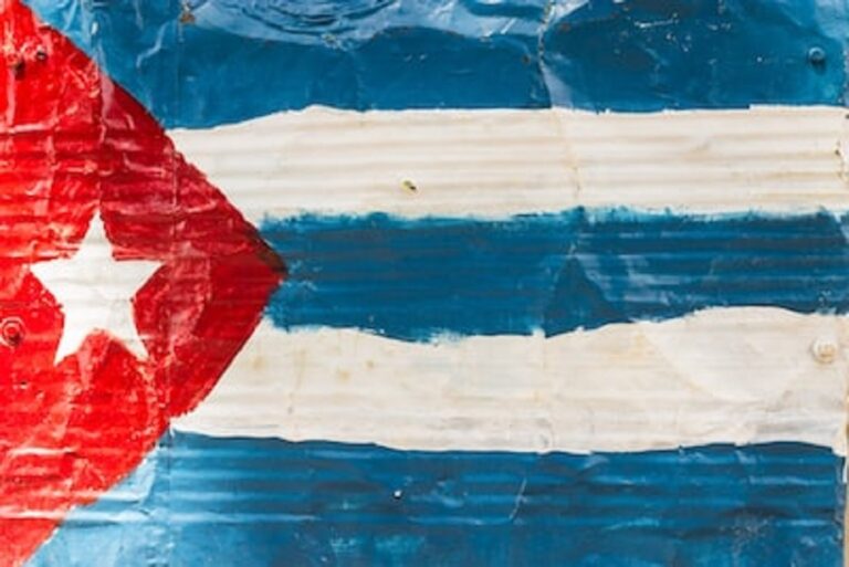 bandera cubana pintada sobre cartón