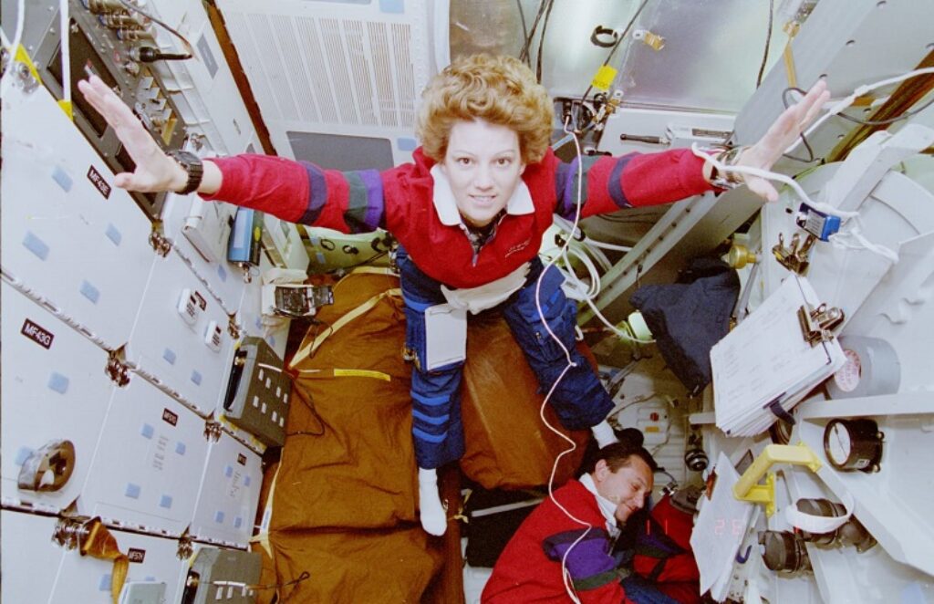 Eileen Collins, primera mujer en comandar una misión del transbordador espacial en dos ocasiones.