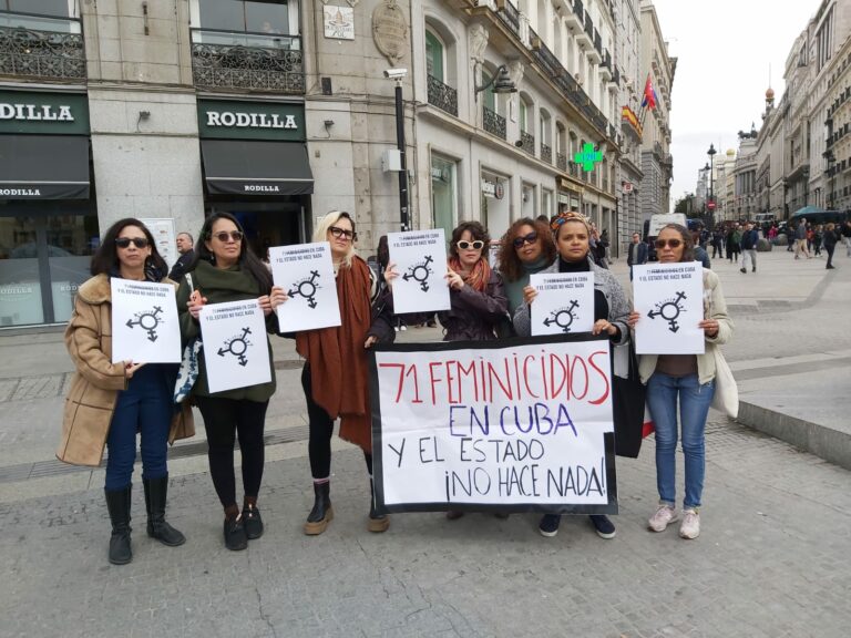 Feministas cubanas protestan en la Puerta del Sol.