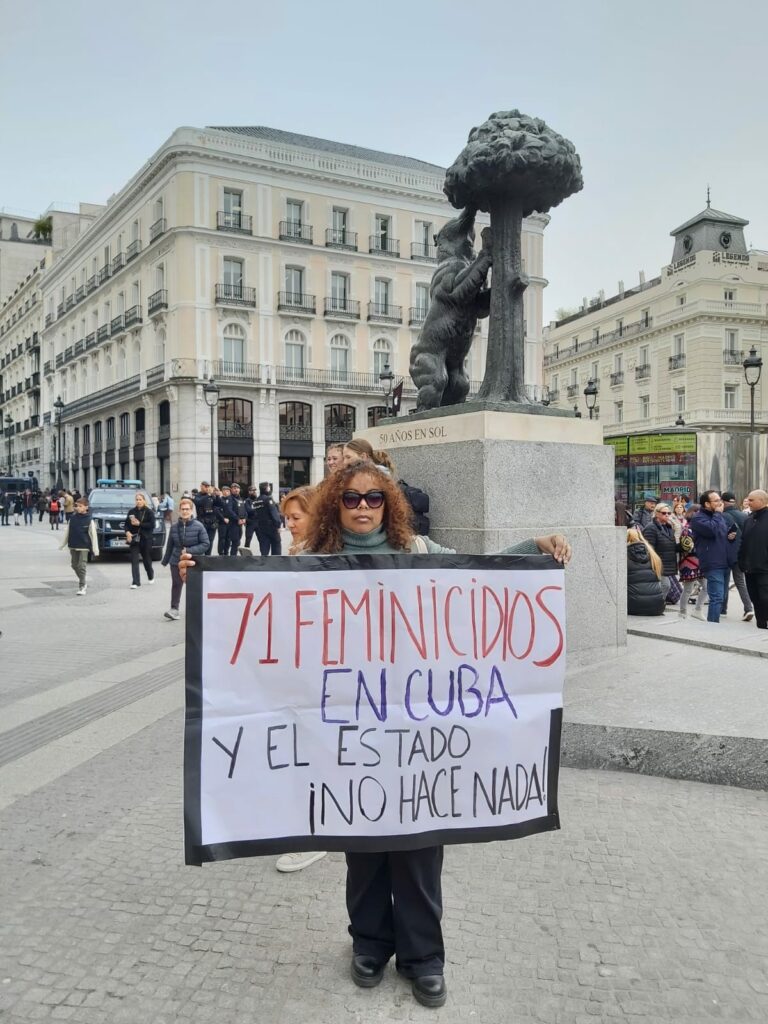 La periodista y escritora cubana María Matienzo durante la protesta en la Puerta del Sol.