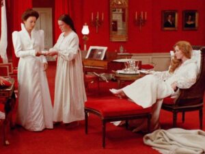 Fotograma de la película "Gritos y murmullos" (1972) de Ingmar Bergman. Las tres hermanas están reunidas en la habitación roja. Esta película fue motivo de inspiración del poema “El vigía escucha murmullos y gritos”.