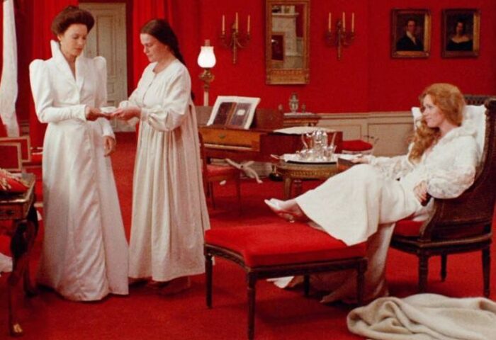 Fotograma de la película "Gritos y murmullos" (1972) de Ingmar Bergman. Las tres hermanas están reunidas en la habitación roja. Esta película fue motivo de inspiración del poema “El vigía escucha murmullos y gritos”.