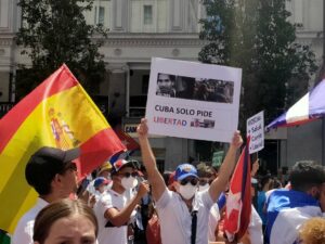 Manifestación en Madrid, cubanos y españoles, pidiendo Libertad para Cuba y el artista Luis Manuel Otero Alcántara.