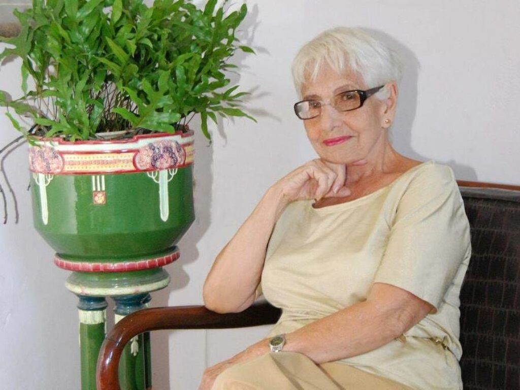 Fotografía de la periodista y narradora cubana María Elena Llana