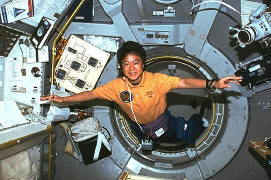 Chiaki Mukai, primera mujer japonesa en el Espacio en 1994. Flota dentro de la nave.
