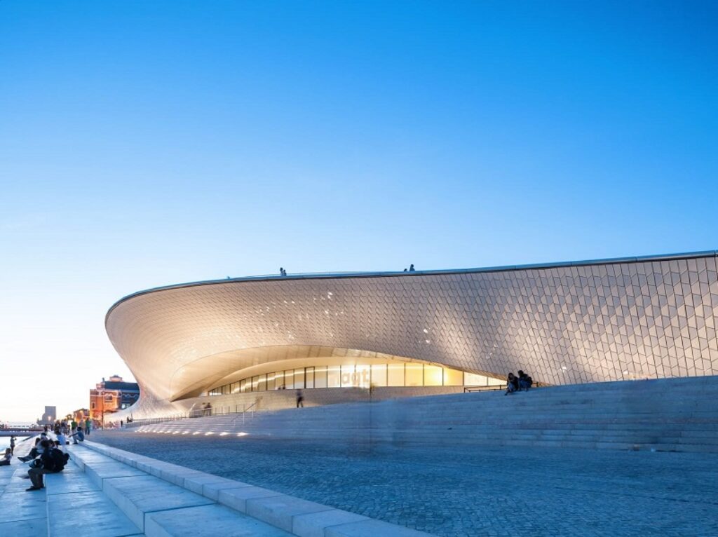 Foto de Museo de Arte, Arquitectura y Tecnología, diseñado por la arquitecta Amanda Levete.