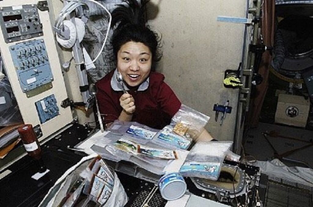 Yi So-yeon, la primera coreana y una de las primeras mujeres asiáticas en ir al Espacio, en 2008.