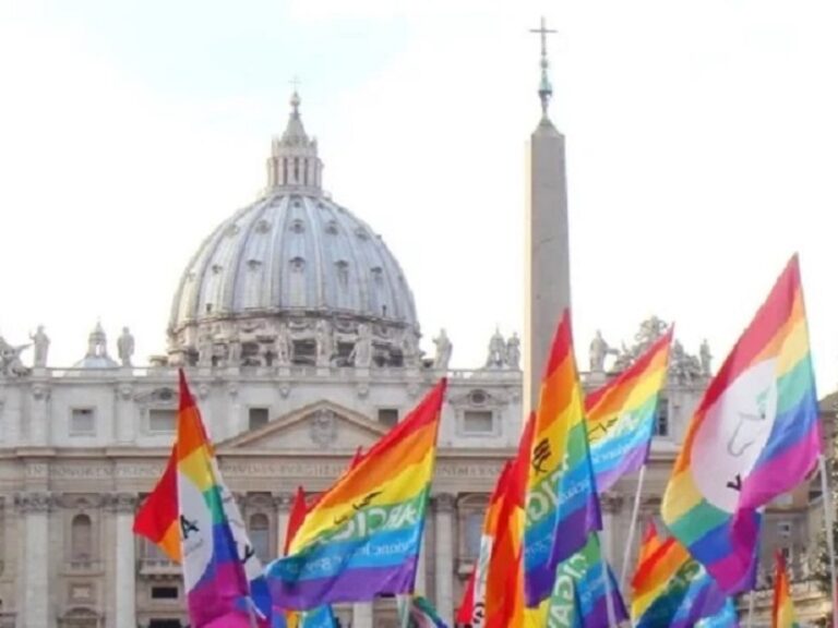 Vaticano aprueba bautismo de trans y homosexuales con condiciones
