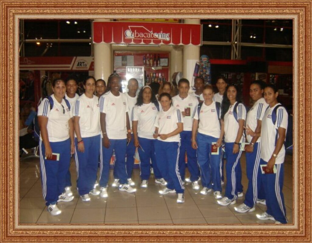 Fotografía de Raisa de Feria con el equipo en el Aeropuerto José Martí de La Habana, camino al Mundial de Canadá, 2012.