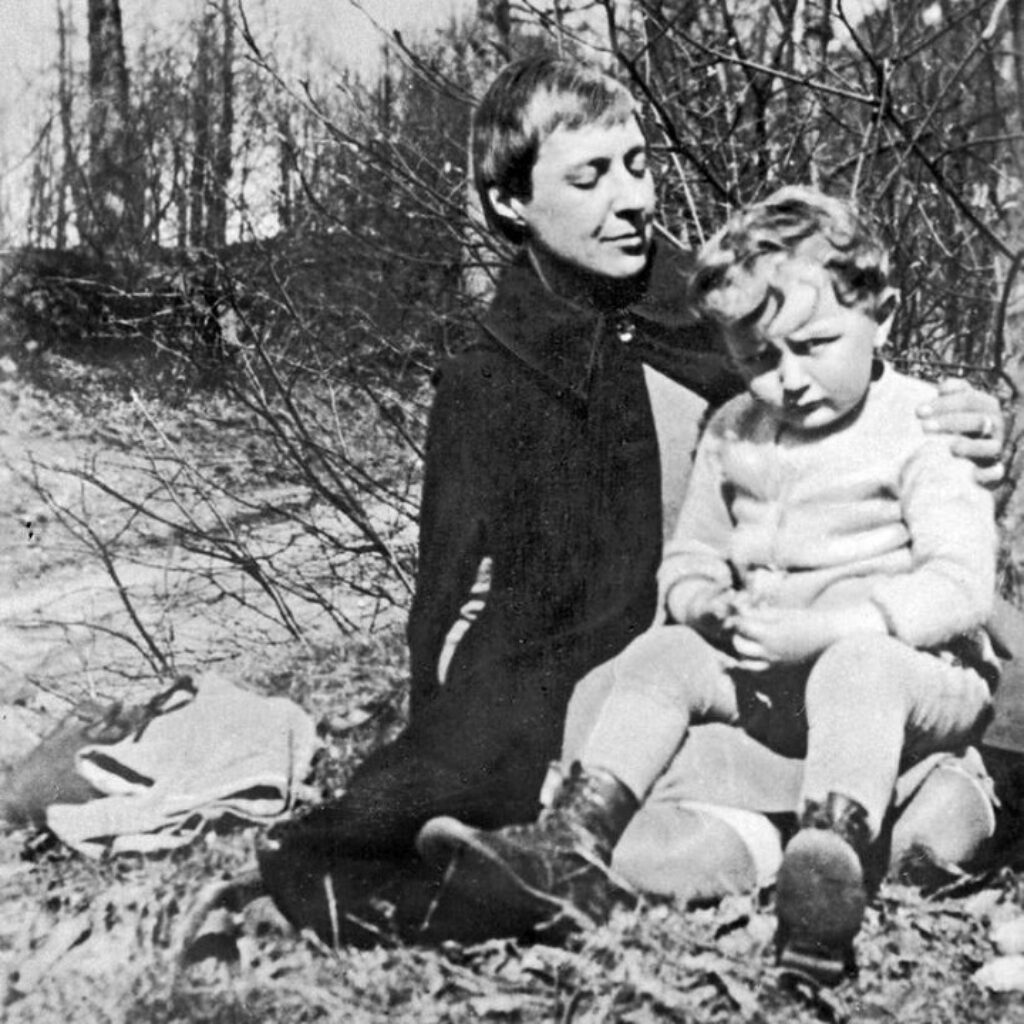 Marina Tsvietáeva con su hijo Gueorgui. París, 1927. 