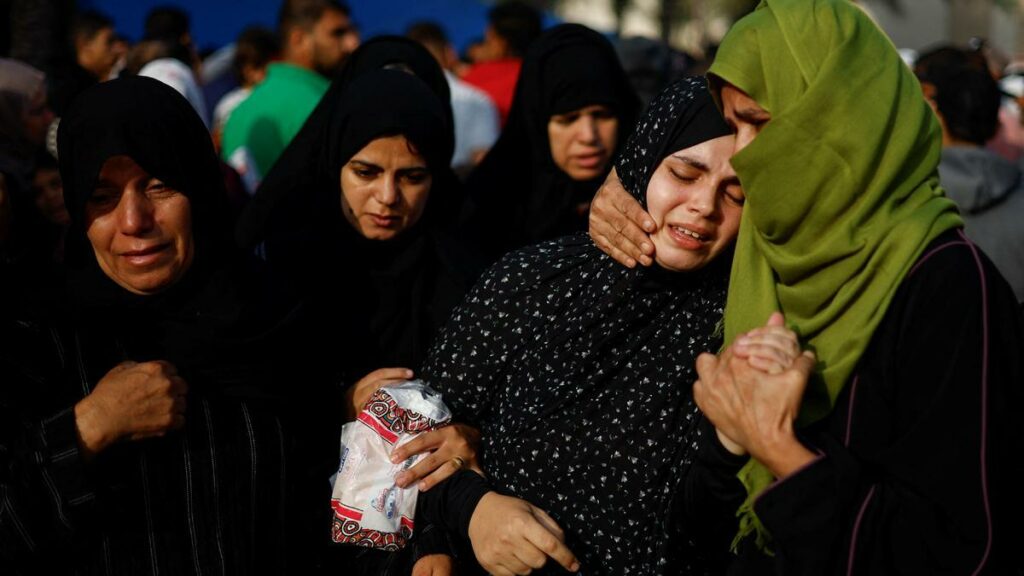 Mujeres palestinas en un funeral en Khan Younis, en el sur de la franja de Gaza.