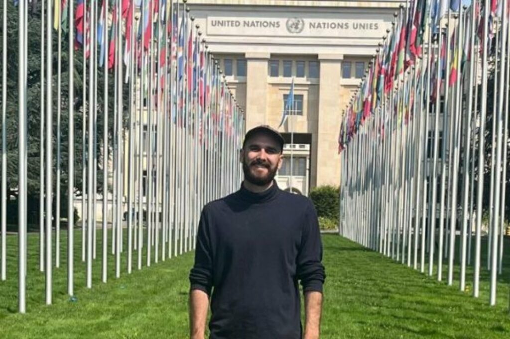 El periodista Mario Luis Reyes en la sede de la ONU, en Ginebra, asistiendo al Examen Periódico Universal (EPU).