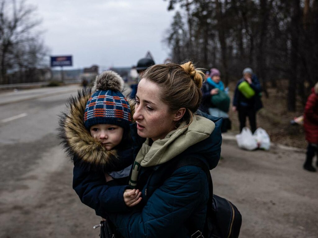 Una mujer huye de Ucrania con su bebé.