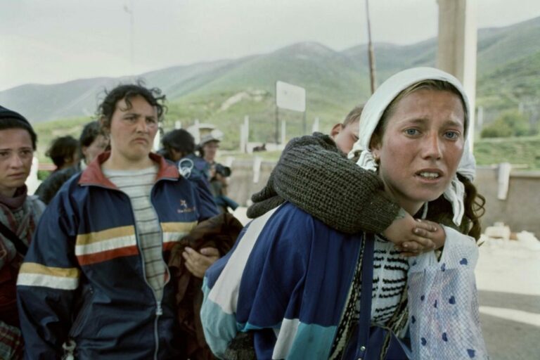 Mujeres huyen de Kosovo durante la guerra.