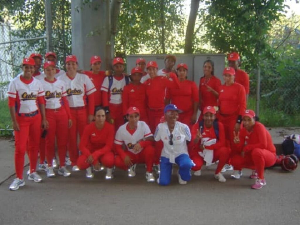 Fotografía de Raisa de Feria, jugadora de béisbol femenino con el equipo seleccionada en el primer día de entrenamiento en Canadá.