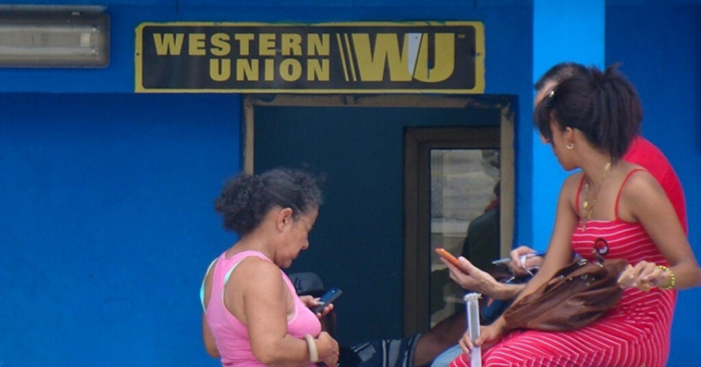 Cubanos frente a una oficina de Western Union, donde reciben las remesas de sus familiares emigrantes.