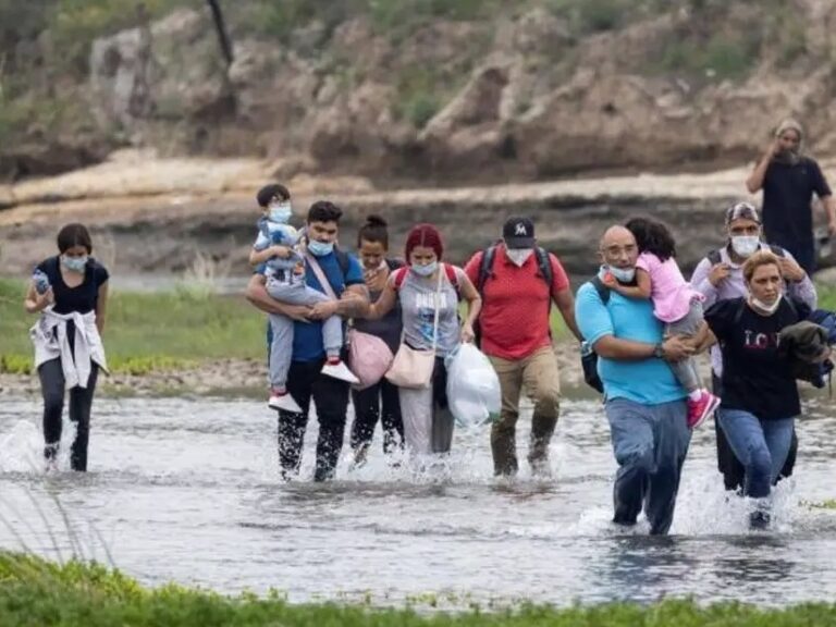 Mueres y hombres migrantes cubanos cruzando el río Bravo en travesía hacia los Estados Unidos.