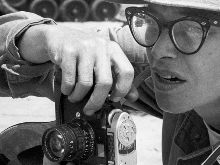 Foto de la fotorreportera Dickey Chapelle, detrás de su cámara en el campo de batalla, una de las mujeres corresponsales de guerra.