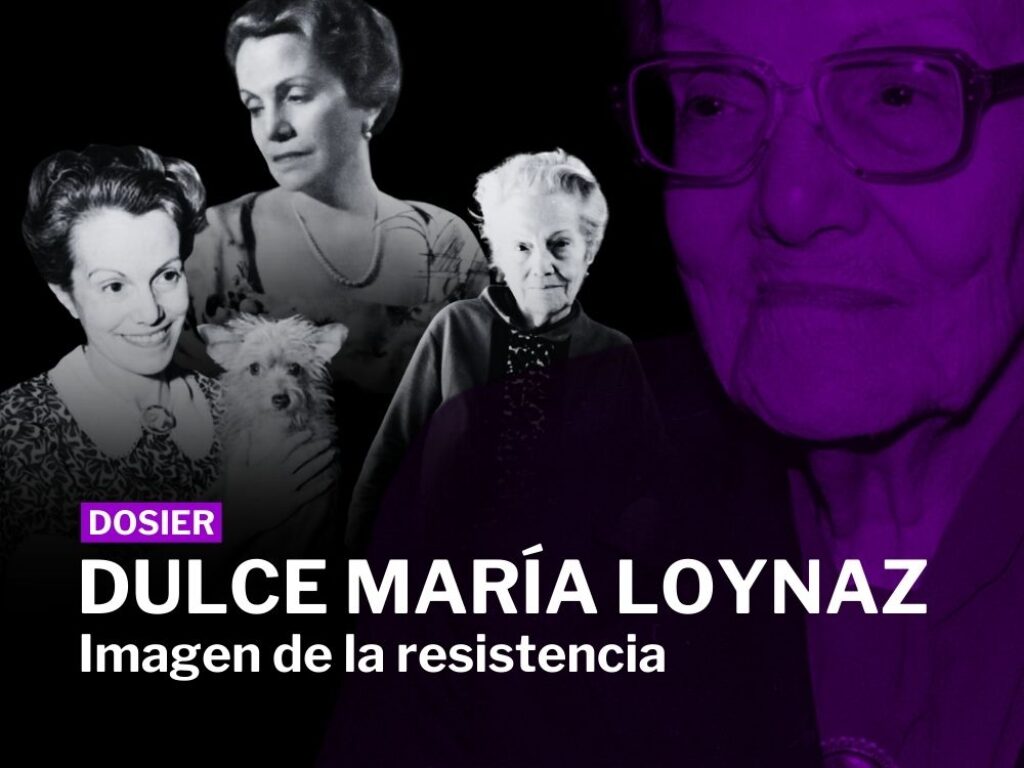 Foto de Dulce María Loynaz sentada en su sofá colonial de una de las salas de su casa de 19 y E, en el Vedado.