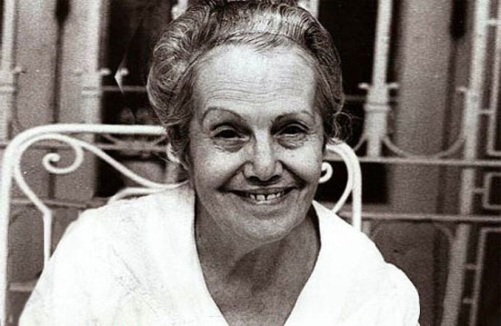 Foto de Dulce María Loynaz sonriendo.