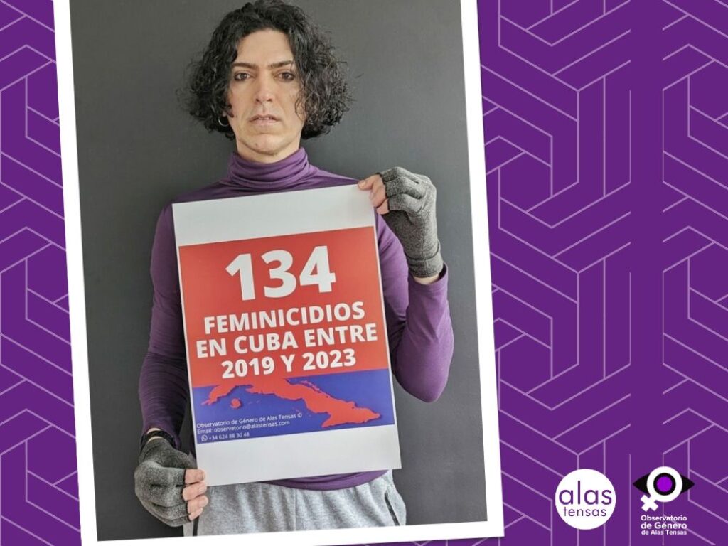 Nonardo Perea sostiene cartel con cifra de feminicidios