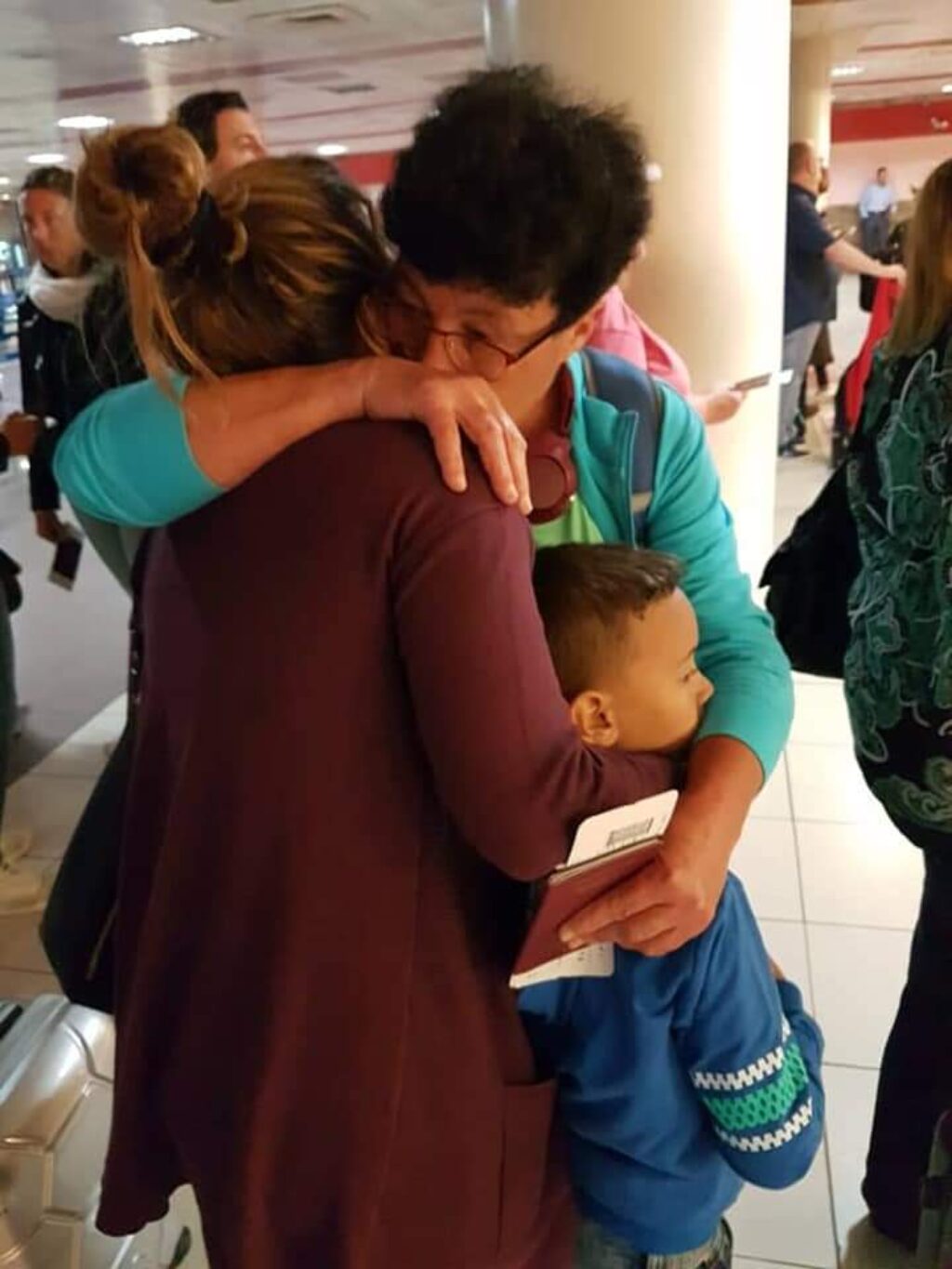 Tania Tasé en Terminal 3, aeropuerto José Martí. Marzo 2019. Última vez que estuvo en Cuba. Despedida de su hija y su nieto.