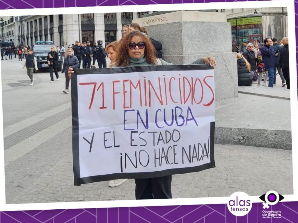 maria matienzo con cartel con datos de feminicidios en Cuba