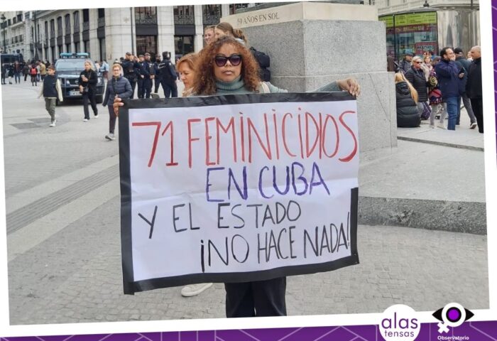 maria matienzo con cartel con datos de feminicidios en Cuba