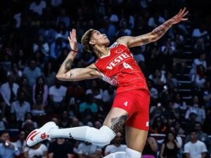 La voleibolista cubana Melissa Vargas en posición de salto para darle al balón.