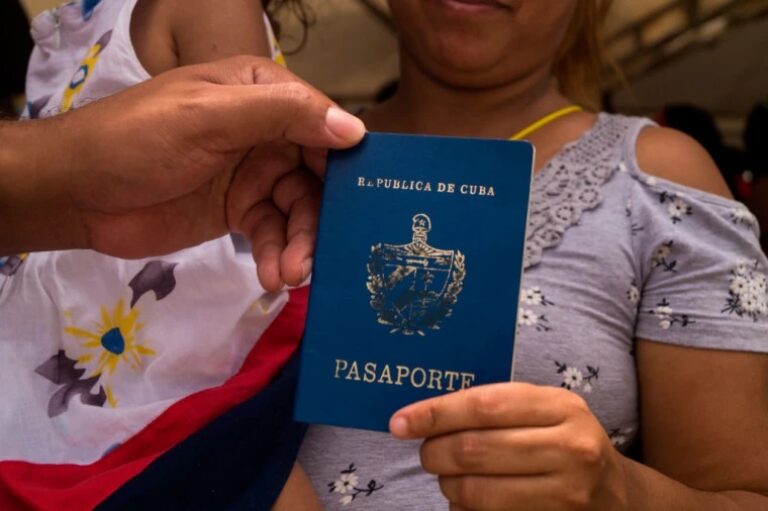 Una mujer migrante cubana muestra su pasaporte.