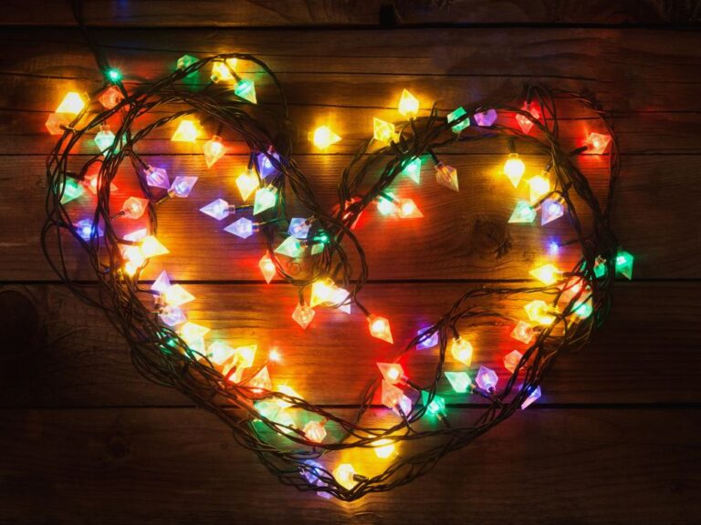 corazón envuelto en luces de navidad