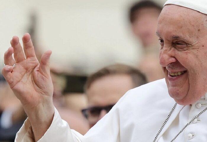 El papa Francisco en gesto de dar la bendición.