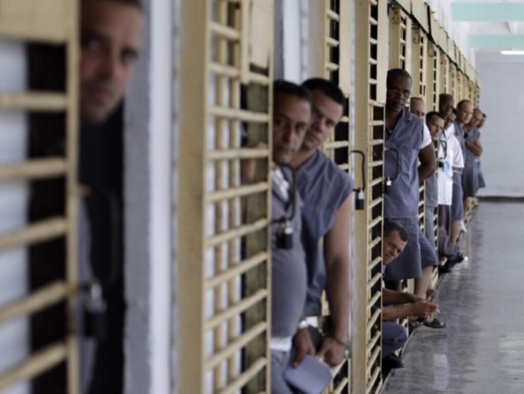 Hombres presos en una cárcel cubana, donde se usa el populismo punitivo para hacer frente a la violencia de género.