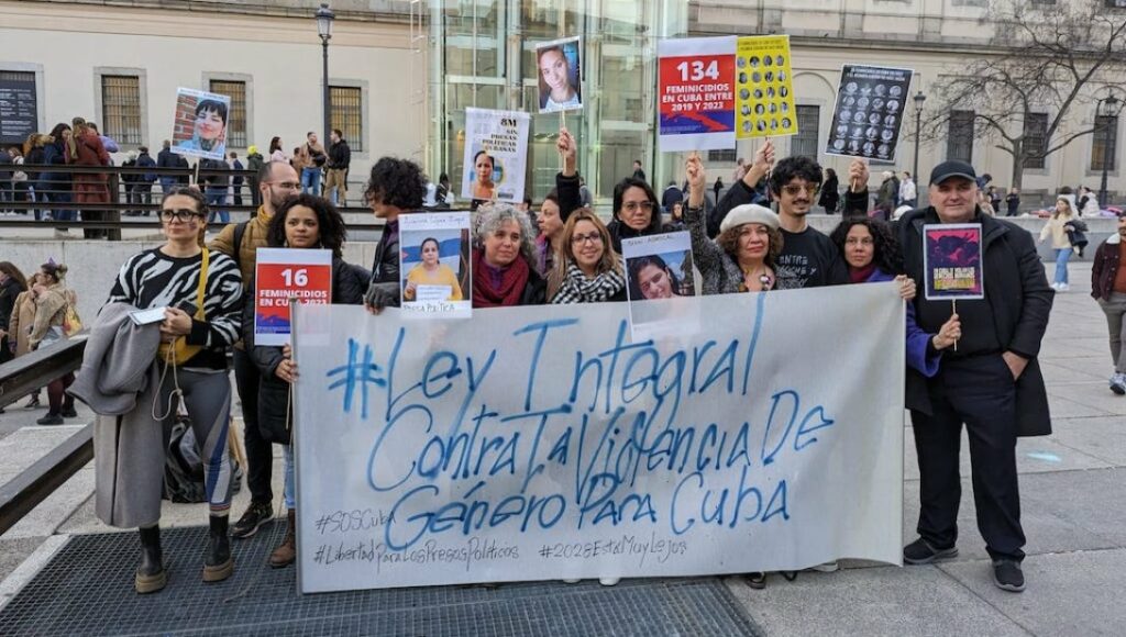 Cubanas y cubanos reunidos frente al Museo Reina Sofía para unirse a la manifestación del 8M en Madrid. Imagen: Nonardo Perea