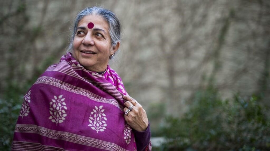 Vandana Shiva, una de las mujeres ecologistas violentadas.