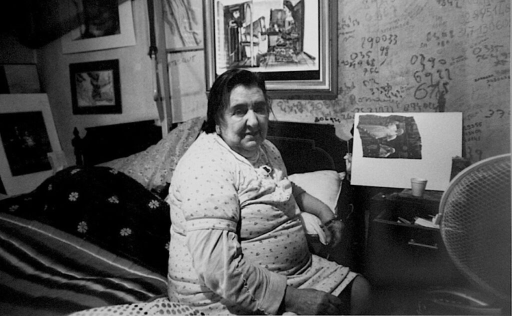 Alda Merini en su habitación. Foto tomada de Giuliano Grittini Art