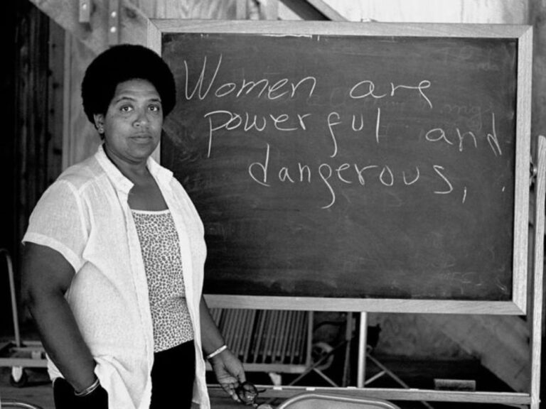 Audre Lorde con el mensaje Las mujeres somos poderosas y peligrosas.