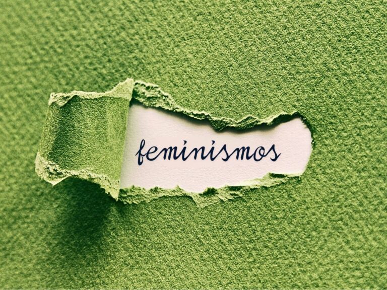 en una pared escrito se lee la palabra feminismos