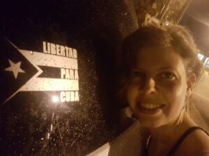 Lia villares frente a un cartel de Libertad para Cuba