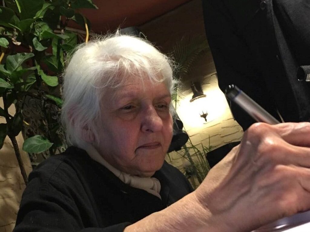Foto de Magali Alabau escribiendo.