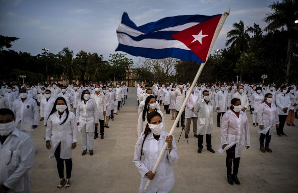 Médicos y médicas cubanas antes de salir de misión.