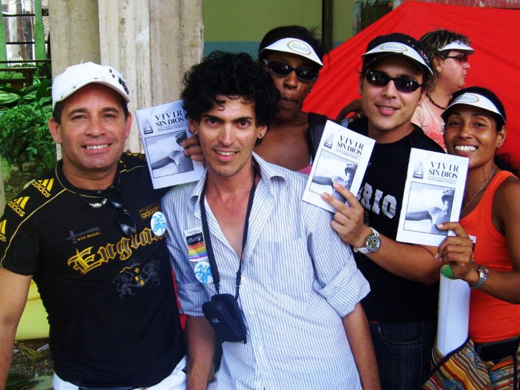 Nonardo junto a amigos en Cuba