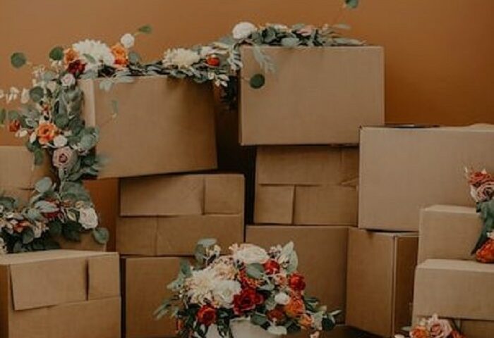 montón de cajas amontonadas con flores.